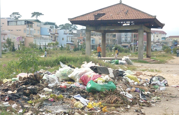 Đà Lạt: Công viên Ánh Sáng tràn ngập rác!