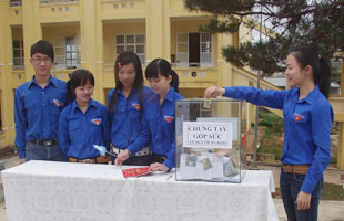 Sinh viên Trường CĐ Y tế Lâm Đồng quyên góp tiền ủng hộ người nghèo.
