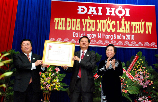 Phó Chủ tịch nước Nguyễn Thị Doan trao tặng Huân chương Độc lập hạng Nhất  cho Đảng bộ, Chính quyền và nhân dân tỉnh Lâm Đồng trong phong trào thi đua yêu nước năm 2010.