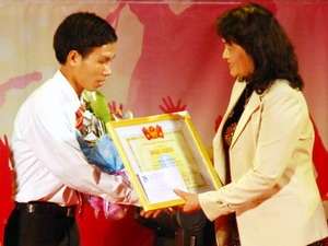 Trao giải thưởng Sao tháng Giêng cho học sinh, sinh viên tiêu biểu năm học 2009-2010. 