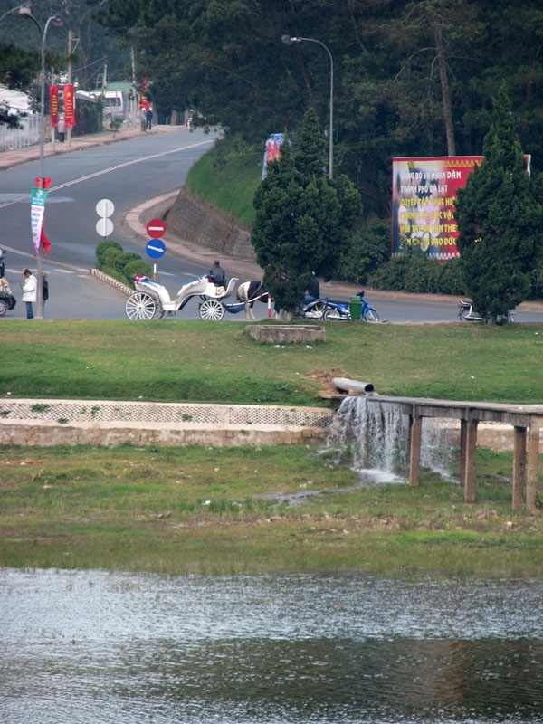 Bơm nước từ hồ Chiến Thắng về hồ Xuân Hương mỗi ngày 5 ngàn mét khối. 
