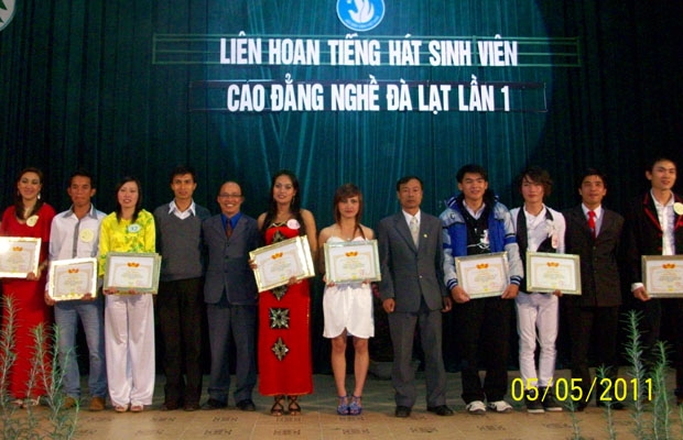 Ban tổ chức trao giải cho các thí sinh.