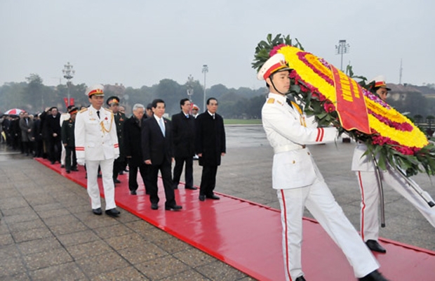 Đoàn đại biểu tham dự Đại hội vào Lăng viếng Chủ tịch Hồ Chí Minh sáng 12/1- Ảnh: CPV