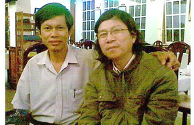 Nhạc sỹ Đình Nghĩ (phải).