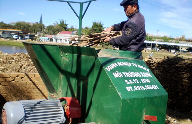 Chiếc máy xay rác cứng thành phân đang vận hành bên hồ Xuân Hương, Đà Lạt .