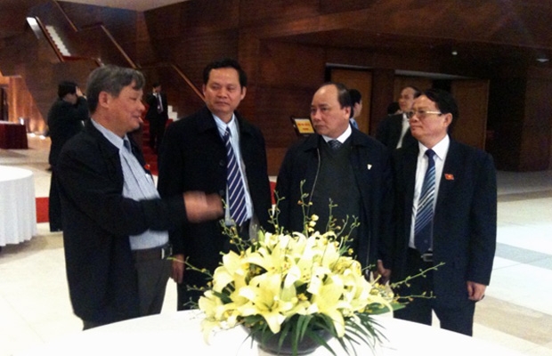 Bí thư Tỉnh ủy Huỳnh Phong Tranh trao đổi với các đại biểu bên lề Đại hội.