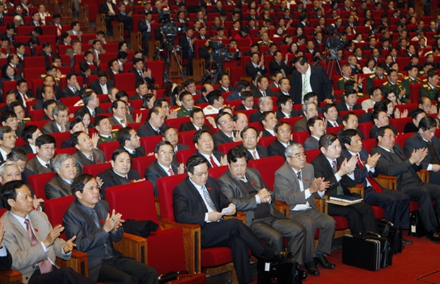 Đồng chí Huỳn Phong Trang - UVT Ư Đảng, Bí thư Tỉnh ủy (đầu tiên) và đồng chí Nguyễn Xuân Tiến - Phó Bí thư Thường trực Tỉnh ủy ( thứ 2) hàng đầu tiên từ trái qua, tại Đại hội.