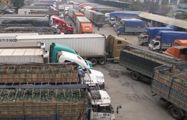 Ùn tắc xe chở nông sản xuất khẩu tại cửa khẩu Tân Thanh. (Ảnh: TTXVN)