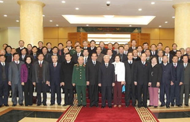 Tổng bí thư , Chủ tịch Quốc hội Nguyễn Phú Trọng với các lãnh đạo Đảng, Nhà nước và các đại biểu tại cuộc gặp mặt. (Ảnh: Trí Dũng/TTXVN)