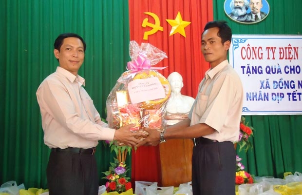  Cán bộ Điện lực Lâm Đồng tặng quà cho xã Đồng Nai Thượng.