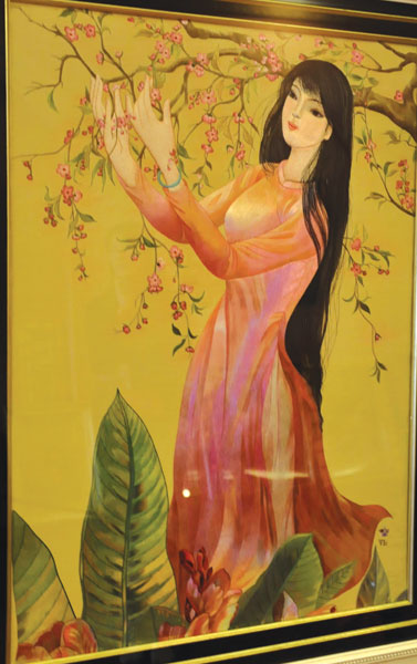 Thiếu nữ và hoa đào (tranh thêu tại Trúc Lâm Viên).