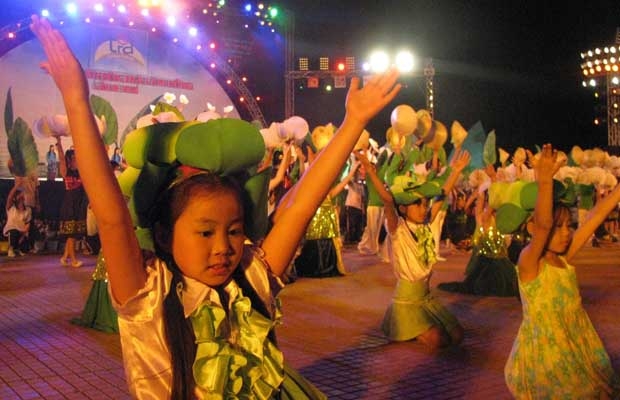 Người dân phố thị được hưởng thụ văn hóa tinh thần từ nhiều lễ hội lớn.