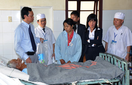 Đồng chí Bí thư Tỉnh ủy thăm và tặng quà Tết bệnh nhân đang điều trị tại Bệnh viện II. 