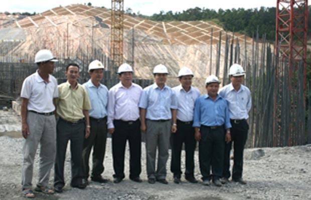 Đồng chí Huỳnh Đức Hòa thăm và chụp ảnh lưu niệm tại công trình Thủy điện Đồng Nai 4.