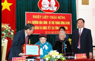 Đồng chí Trương Hòa Bình - Bí thư TƯ Đảng (trái) và Bí thư Tỉnh ủy Lâm Đồng tặng quà cho mẹ Việt nam Anh Hùng. Ảnh: Ngọc Minh