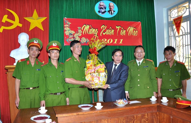 Đồng chí Nguyễn Xuân Tiến thăm, tặng quà và chúc Tết tại Đội Cảnh sát PCCC.