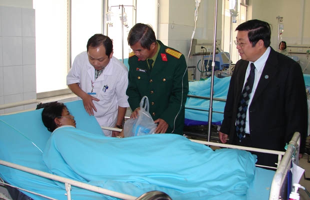Đồng chí chủ tịch Huỳnh Đức Hòa thăm và tặng quà bệnh nhân nhân dịp tết Tân mão.