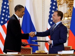 Tổng thống Nga Dmitry Medvedev (phải) và Tổng thống Mỹ Barack Obama sau khi ký hiệp ước mới về hạn chế vũ khí tiến công chiến lược hôm 8/4/2010. (Nguồn: AFP/TTXVN)