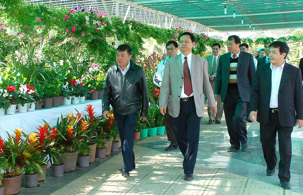 Đồng chí Hùynh Phong Tranh – UV Trung ương Đảng, Bí thư Tỉnh ủy đi kiểm tra tại Vườn hoa thành phố Đà Lạt. Ảnh: Ngọc Minh