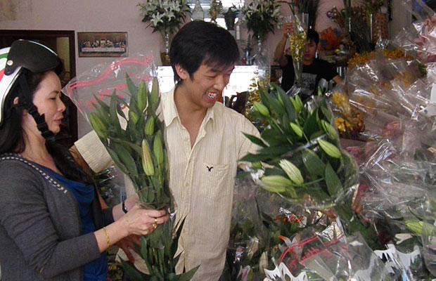 Kiot hoa trên đường Phan Đình Phùng chật người đến mua.