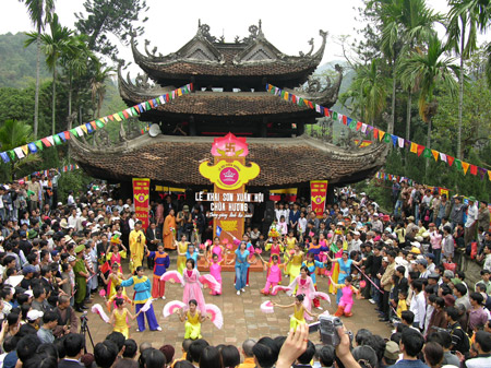 Mùng 6 Tết khai hội chùa Hương