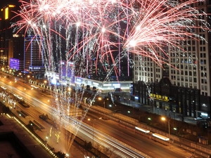 Pháo hoa rực sáng trên bầu trời vào thời khắc Giao thừa tại Bắc Kinh, Trung Quốc. (Ảnh: AFP/TTXVN)