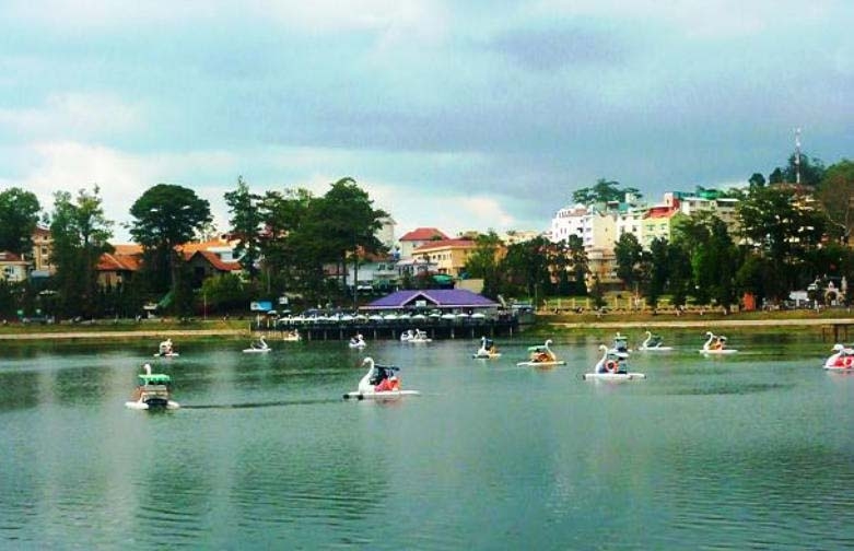 Du khách đạp vịt trên hồ Xuân Hương.