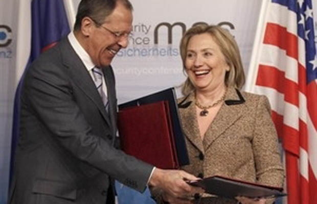 Ngoại trưởng Mỹ Hillary Clinton (phải) và người đồng cấp Nga Sergei Lavrov. (Nguồn: AP)