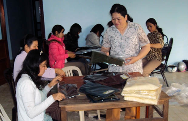 Chị em khuyết tật ở HTX Hữu Hòa chuẩn bị áo và mũ len gửi tặng các chiến sỹ Trường Sa.