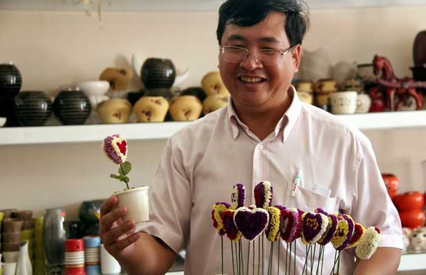 Ông Nguyễn Đình Sơn giới thiệu sản phẩm “Trái tim tình yêu” cho ngày tình nhân. 