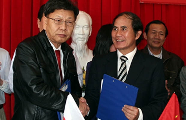 Đại diện Bệnh viện Đa khoa Lâm Đồng và Bệnh viện Toho ký kết hợp tác y tế