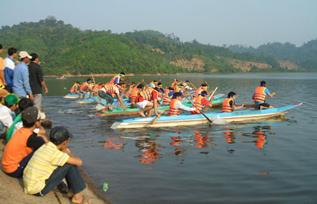 Đạ Tẻh: Tổ Chức giải đua thuyền truyền thống