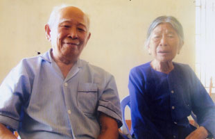 Cụ Tô Văn Cắm – chiến sĩ đội Việt Nam tuyên truyền giải phóng quân cùng cụ bà Đồng Thị Hiển trong niềm vui tuổi già.