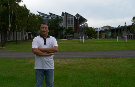Cao Đình Hùng trong khuôn viên thuộc Khoa Science của Trường Đại học USC, Australia.