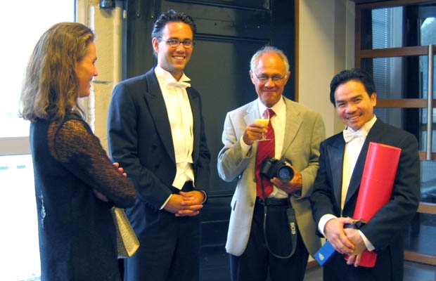 TS. BS Huỳnh Văn Thiên (thứ nhất bên phải) trong ngày nhận bằng luận án tiến sĩ tại Hà Lan.