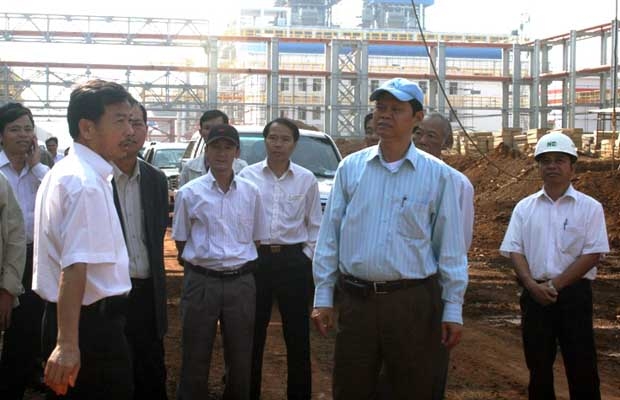  Đồng chí Huỳnh Phong Tranh (thứ 2, từ phải qua) thăm Dự án Tổ hợp Bô xít Nhôm Lâm Đồng.