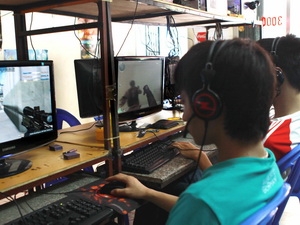 Chơi game online tại một đại lý Internet ở Hà Nội. (Ảnh: Minh Tú/TTXVN)