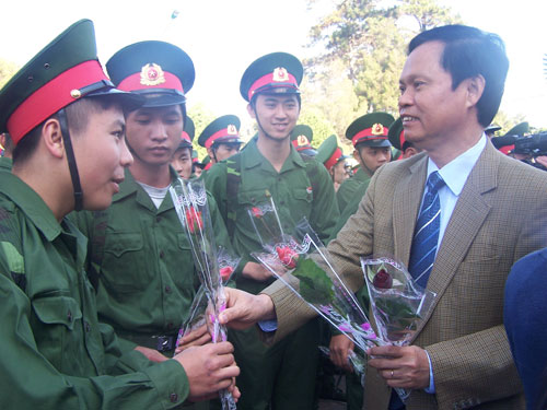 Đ/c Huỳnh Phong Tranh - UVT.Ư Đảng, Bí thư Tỉnh ủy tặng hoa động viên các tân binh.