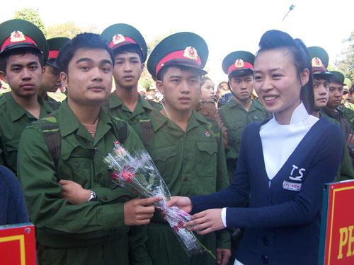 Các em học sinh tặng hoa cho các tân binh trước lúc lên đường.