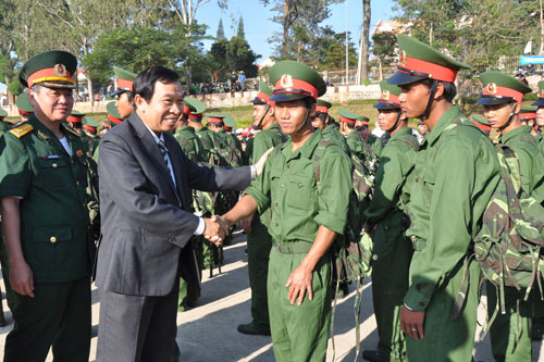Đ/c Vũ Công Tiến -  Phó Bí thư Tỉnh ủy, thăm hỏi, động viên tân binh ở Di Linh trước lúc lên đường.