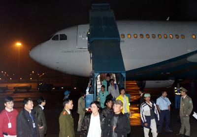 Sáng nay (26/2), những lao động đầu tiên từ Lybia về tới sân bay Nội Bài - Ảnh TTXVN