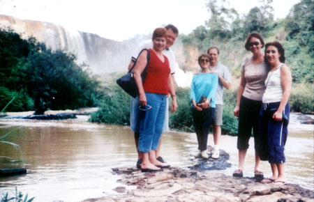 Du khách nước ngoài tìm đến thác Gougah chụp hình lưu niệm (trước khi Thủy điện Đại Ninh ra đời).