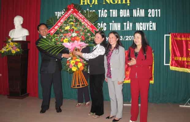 Bí Thư Tỉnh uỷ Huỳnh Phong Tranh tặng lẵng hoa chúc mừng cán bộ hội viên phụ nữ Lâm Đồng nhân dịp 8/3.