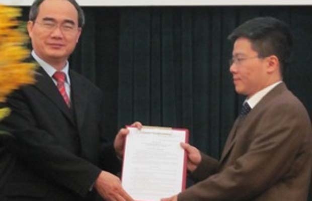 Phó Thủ tướng Nguyễn Thiện Nhân trao quyết định cho giáo sư Ngô Bảo Châu. (Ảnh: Phạm Mai/Vietnam+)