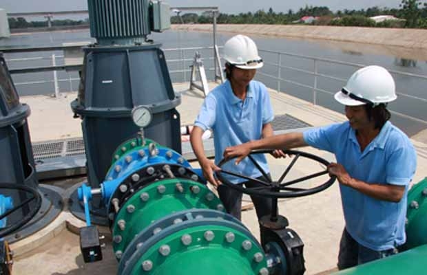 Cán bộ kỹ thuật Nhà máy nước Đồng Tâm vận hành hệ thống xử lý nước để kiểm tra trong khi chờ tỉnh Tiền Giang đồng ý nhận nước - Ảnh: VÂN TRƯỜNG