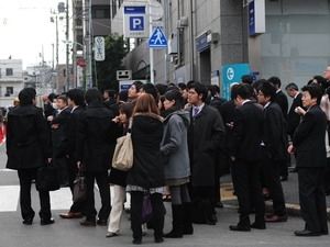 Người dân Nhật Bản hoảng loạn đổ ra đường ở Tokyo sau khi xảy ra động đất. (Ảnh: THX/TTXVN)