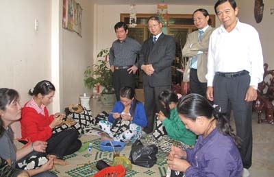 Đoàn công tác thăm cơ sở đan móc tại Tân Hội