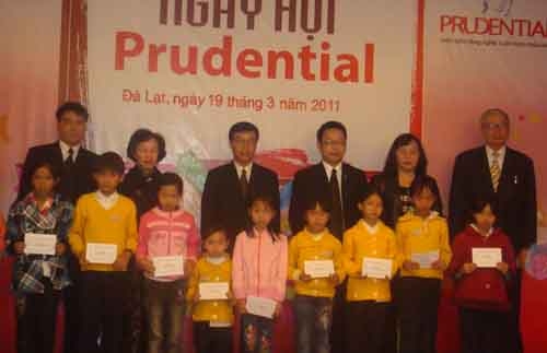 Công ty Prudential chi nhánh Lâm Đồng tặng học bổng cho học sinh Đà Lạt
