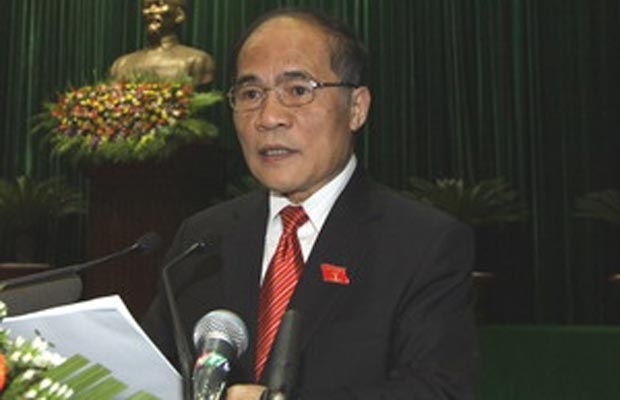 Phó Thủ tướng thường trực Nguyễn Sinh Hùng trình bày Báo cáo. (Ảnh: Nguyễn Dân/TTXVN)