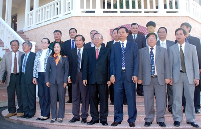 Phó Thủ tướng (thứ 4 từ phải qua) chụp hình lưu niệm với lãnh đạo tỉnh Lâm Đồng